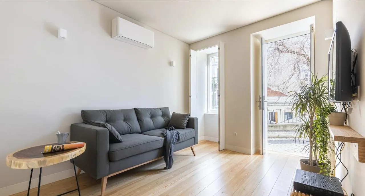 Cozy Lisbon Alfama Apartment